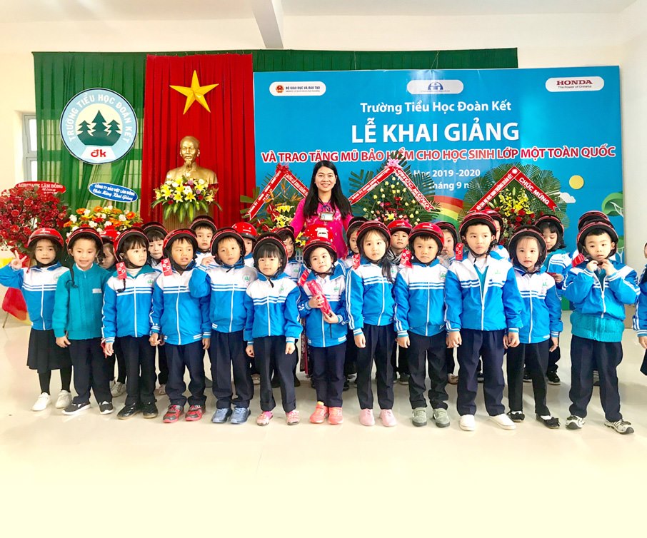 Nô Nức Ngày Tựu Trường Với Chương Trình Trao Tặng Mũ Bảo Hiểm Cho Học Sinh Lớp 1 Năm Học 2019 – 2020.