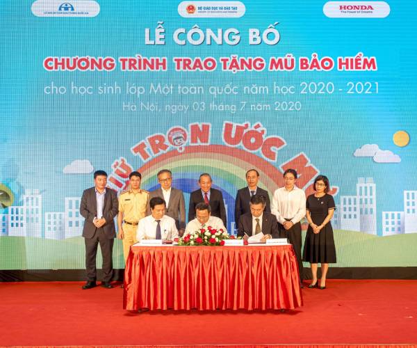 Lễ Công bố Chương trình Trao tặng Mũ bảo hiểm cho học sinh lớp Một toàn quốc năm học 2020 – 2021